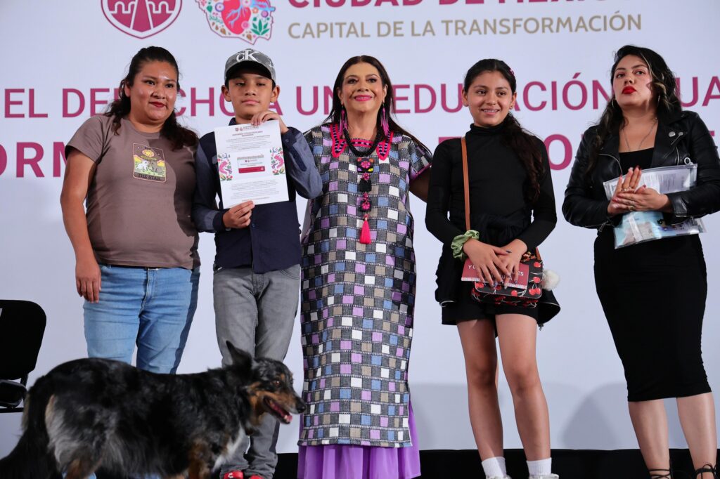 Brugada entrega apoyos para útiles y uniformes escolares