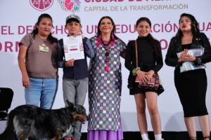 Brugada entrega apoyos para útiles y uniformes escolares