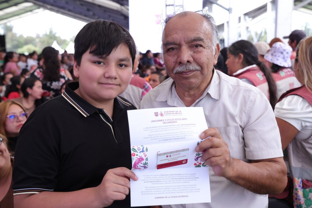 Brugada entrega útiles y uniformes a 21 mil jóvenes