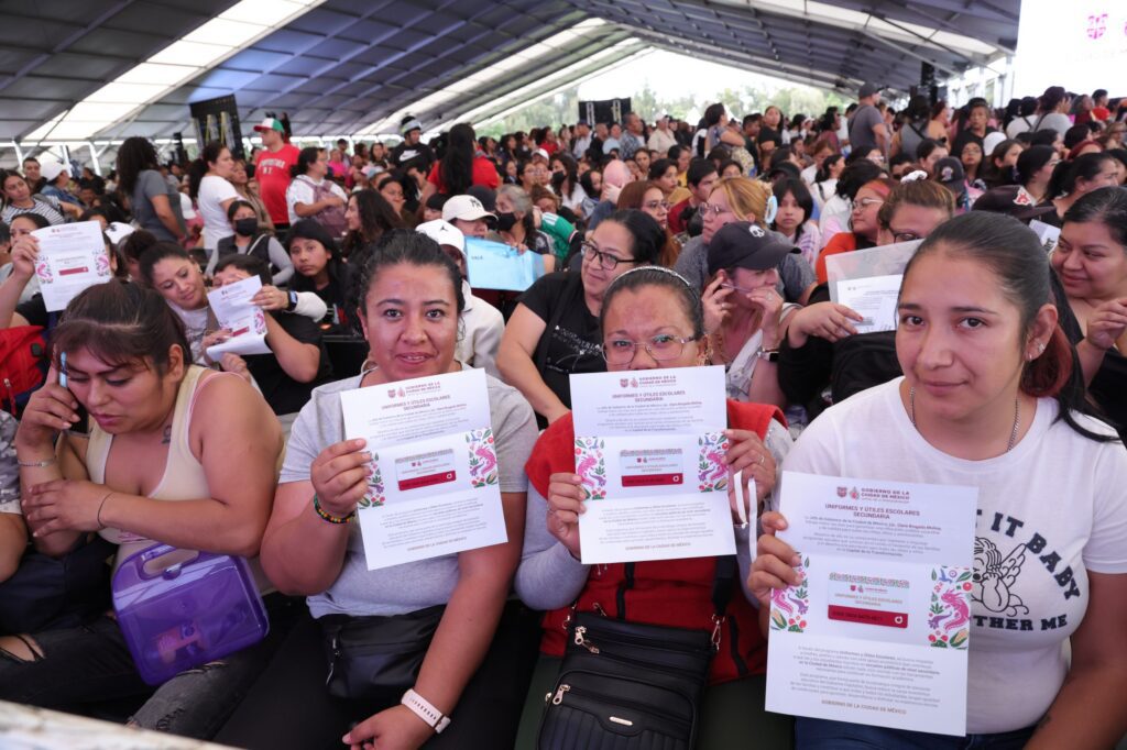 Brugada entrega útiles y uniformes a 21 mil jóvenes