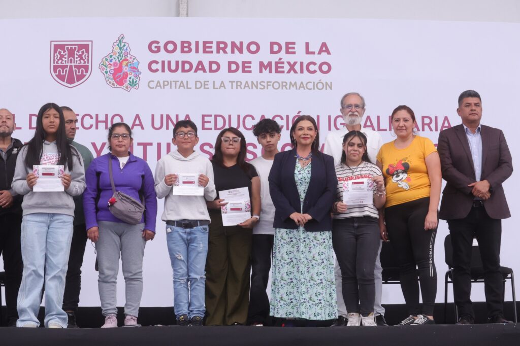 Brugada entrega útiles y uniformes a 21 mil jóvenes