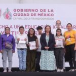 Brugada entrega útiles y uniformes a 21 mil jóvenes