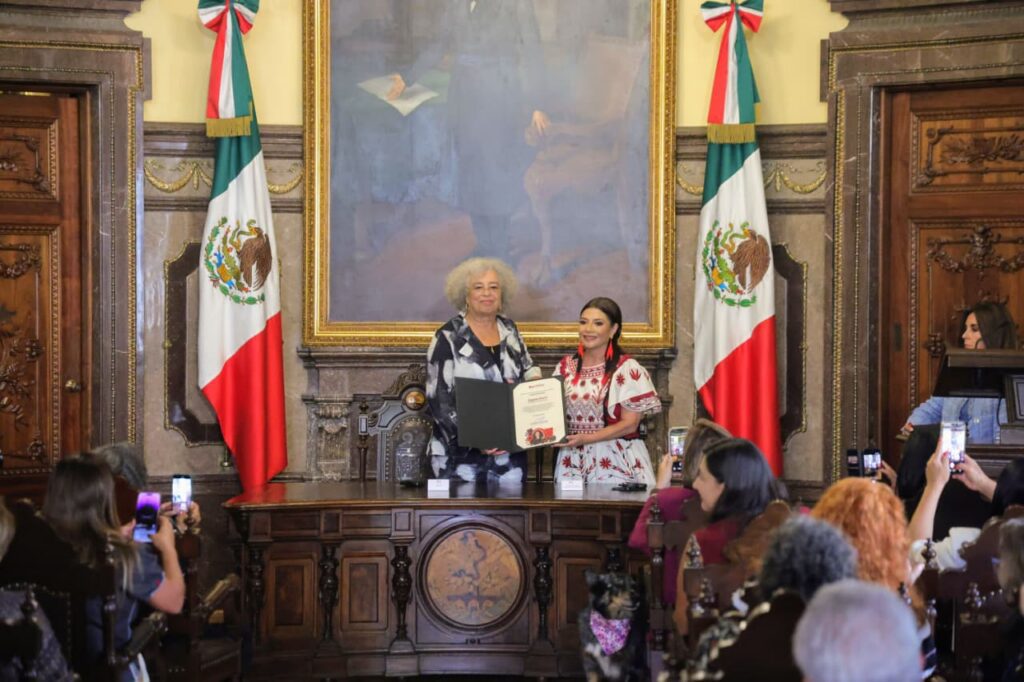 Clara Brugada entrega Llaves de la Ciudad a Angela Davis