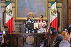Clara Brugada entrega Llaves de la Ciudad a Angela Davis