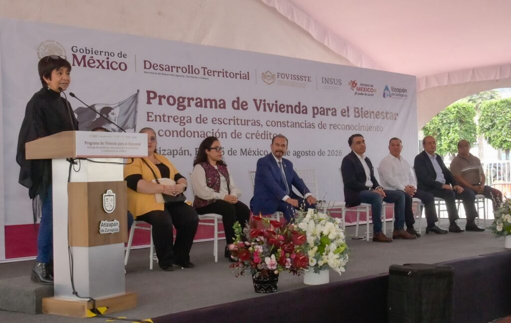 Mil familias de Atizapán reciben certeza jurídica