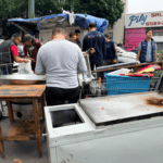 Alcaldía Cuauhtémoc retira barbería y puesto de tacos en Tlatelolco por “obstruir la vía pública”