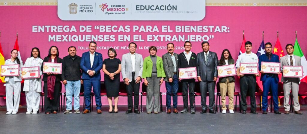 Delfina Gómez entrega 910 becas para estudiar en el extranjero