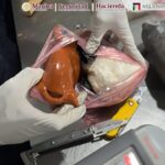 Decomisan cocaína oculta en artesanías en el AICM