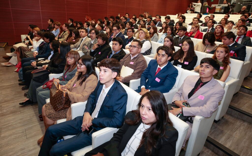 Jóvenes, llamados a participar en la democracia