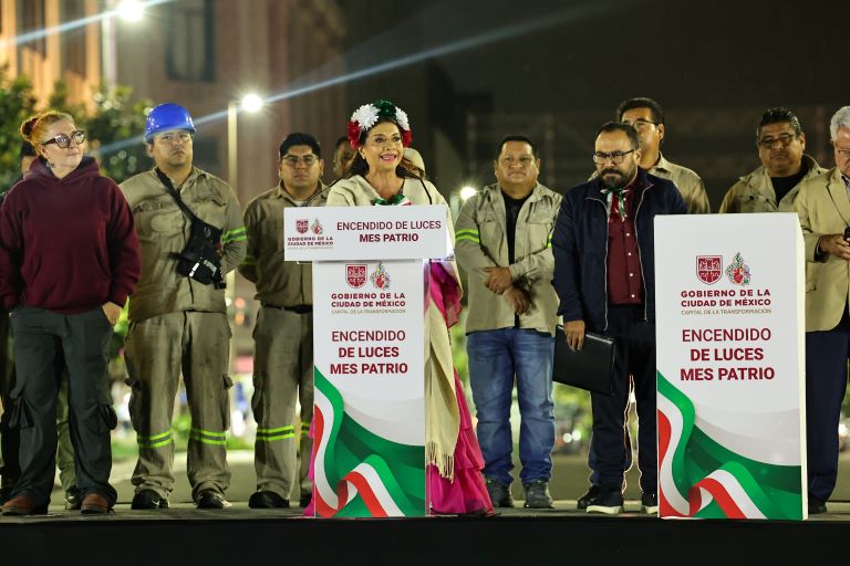 Enciende Clara Brugada alumbrado decorativo en el Zócalo