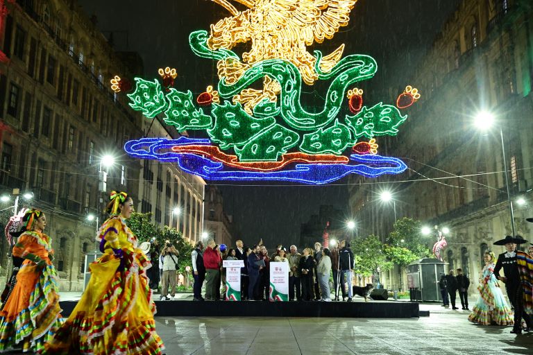 Enciende Clara Brugada alumbrado decorativo en el Zócalo