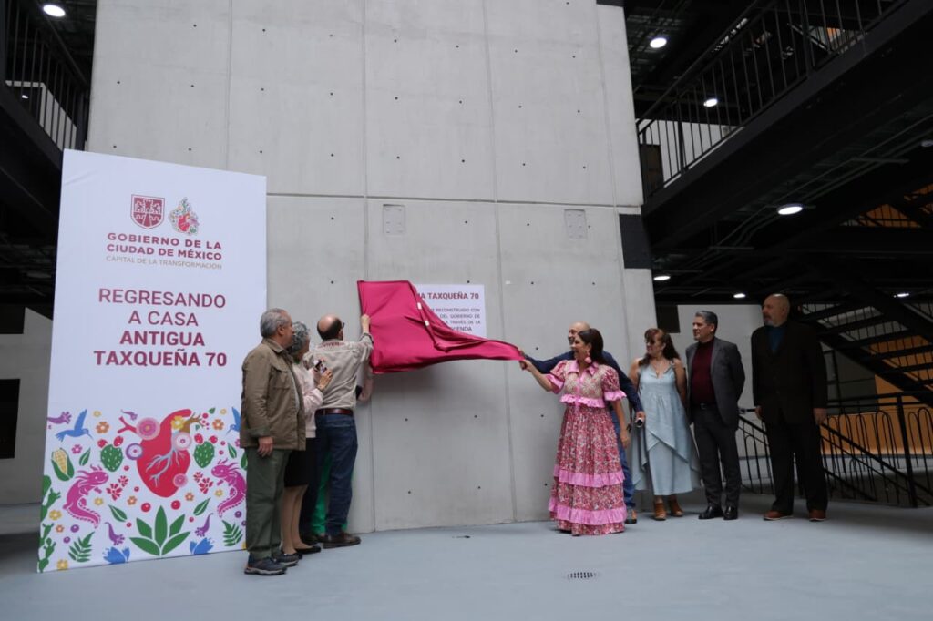 Entrega Clara Brugada viviendas a familias damnificadas por sismos del 2017