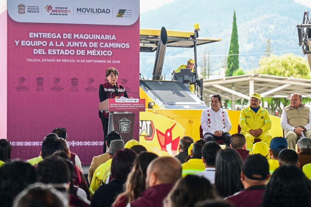 Delfina Gómez entrega equipo para rehabilitar carreteras