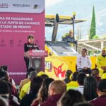 Delfina Gómez entrega equipo para rehabilitar carreteras