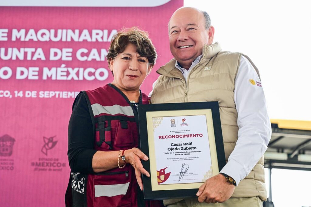 Delfina Gómez entrega equipo para rehabilitar carreteras