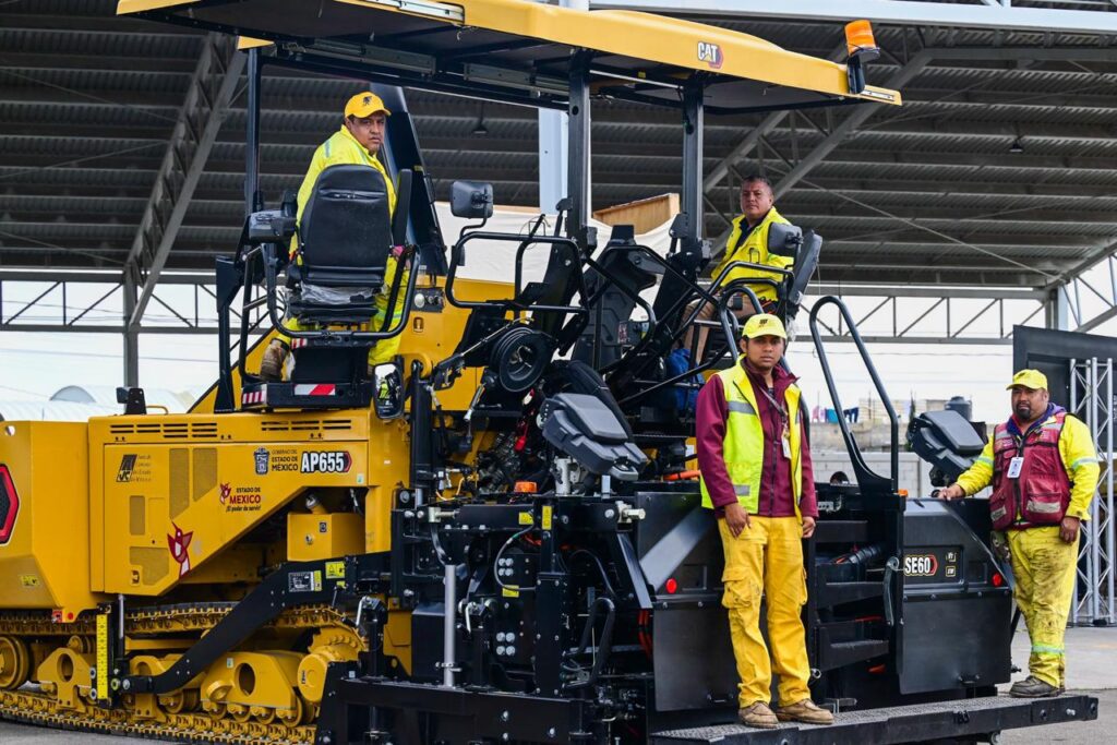 Delfina Gómez entrega equipo para rehabilitar carreteras