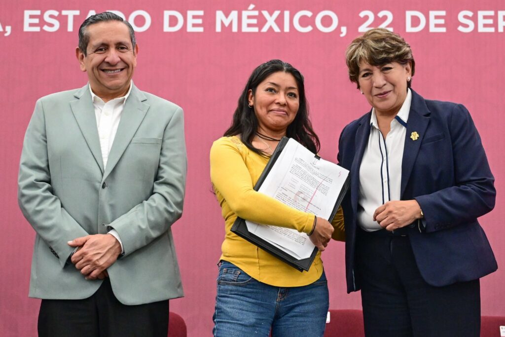 Delfina Gómez entrega 5 mil 691 títulos de propiedad
