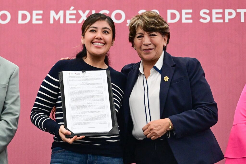 Delfina Gómez entrega 5 mil 691 títulos de propiedad