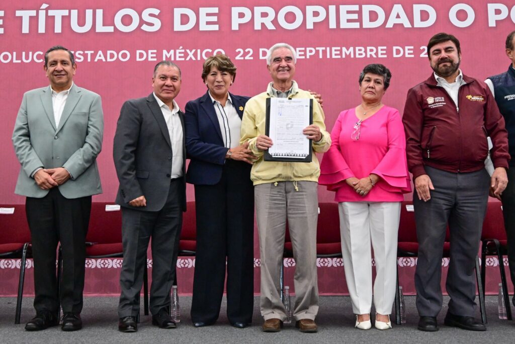 Delfina Gómez entrega 5 mil 691 títulos de propiedad