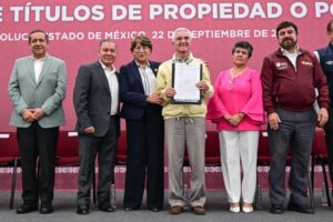 Delfina Gómez entrega 5 mil 691 títulos de propiedad