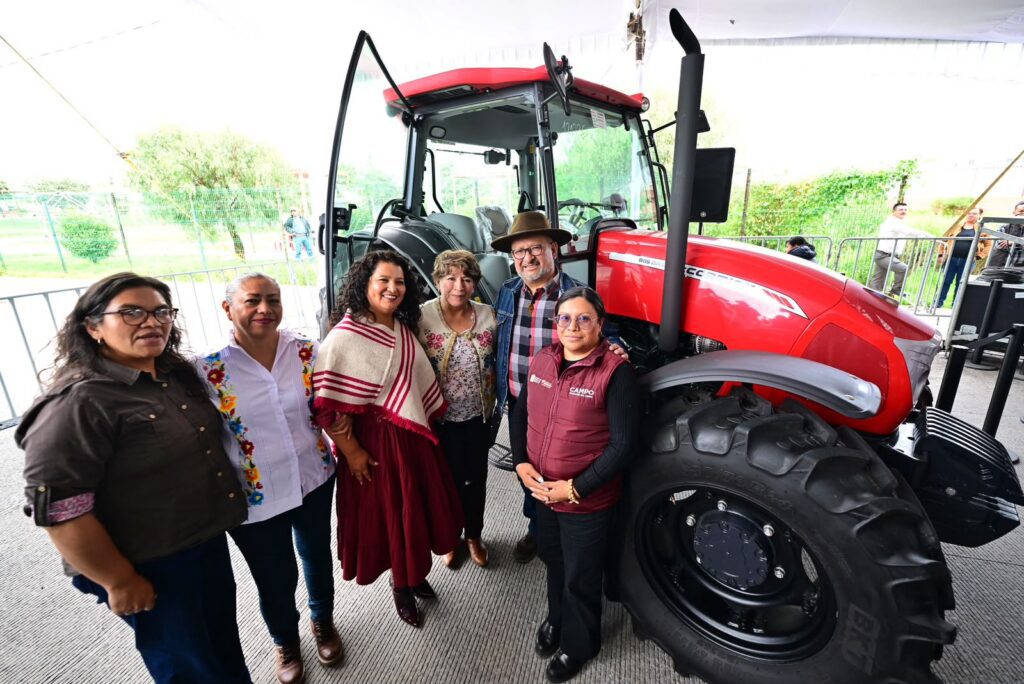 Delfina Gómez entrega mil 103 tractores al campo mexiquense