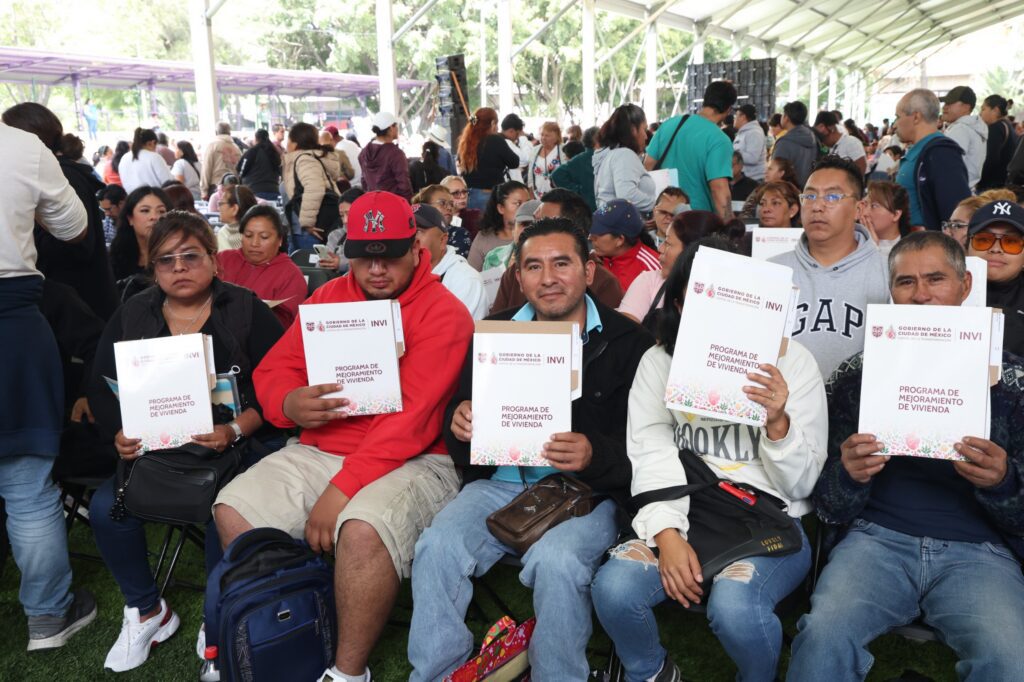 Brugada entrega 3 mil 317 acciones de vivienda en CDMX
