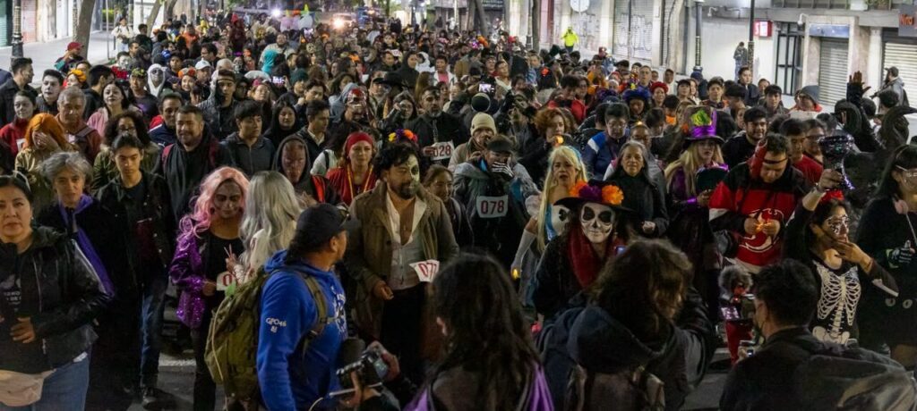 Caminata al Mictlán reúne a más de 900 personas en Tlalpan