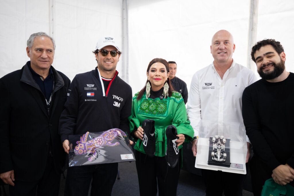 Checo Pérez lleva la F1 a las calles de la CDMX