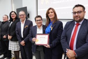 Gobierno mexiquense reconoce sala de lactancia de Arabela