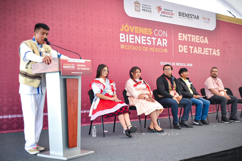 Gobierno del Edomex entrega 900 apoyos a jóvenes para estudiar