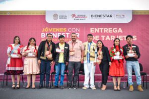 Gobierno del Edomex entrega 900 apoyos a jóvenes para estudiar